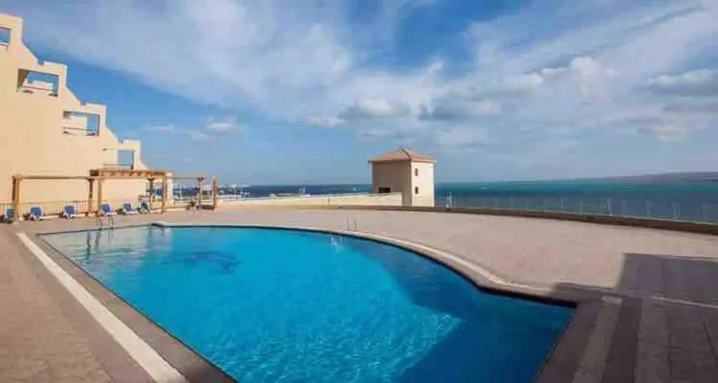 Lovely 2 bedroom condo with beach access & pool!