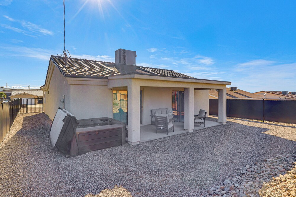 4 Mi to Lake Havasu State Park! Retreat w/ Hot Tub