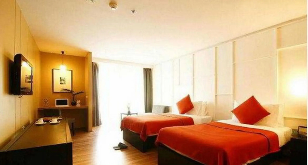 Page 10, Hotel