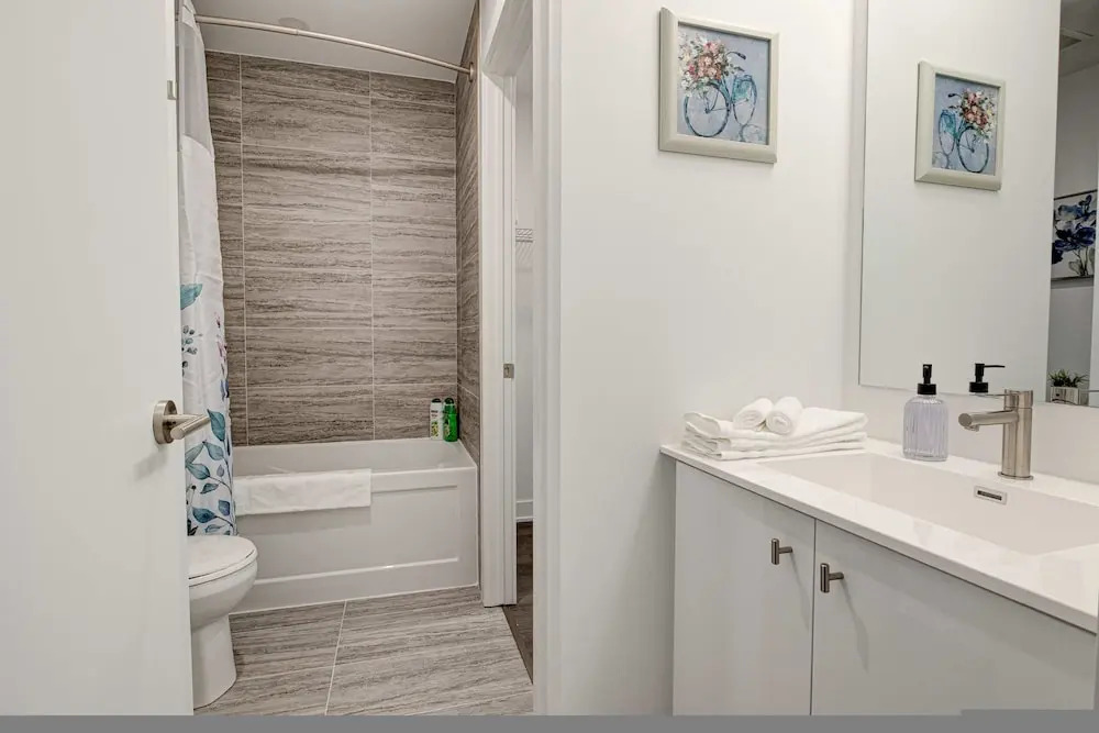 Stylish Downtown Suite With Patio City Views