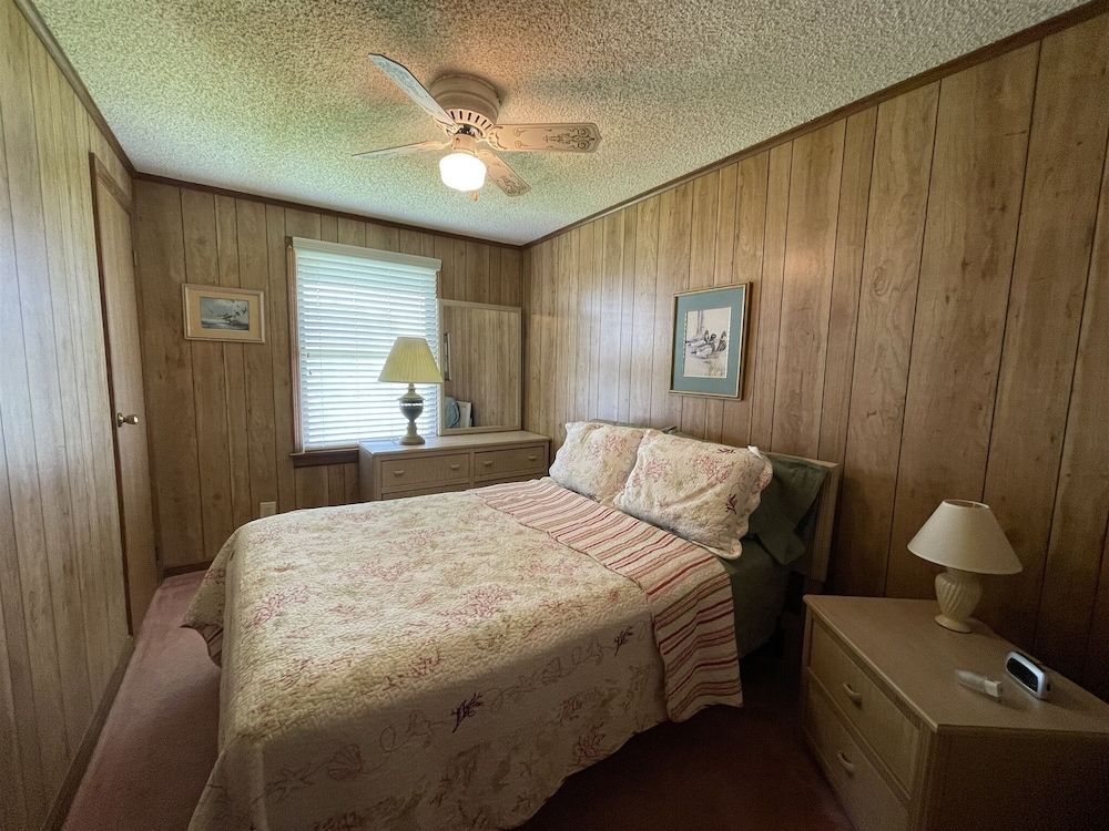 Southern Star 5 Bedroom Cottage by RedAwning