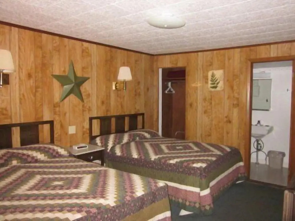 Brookside Motel & Cabins
