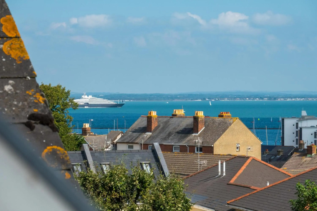 Trent Tops 3-bed penthouse apartment in West Cowes