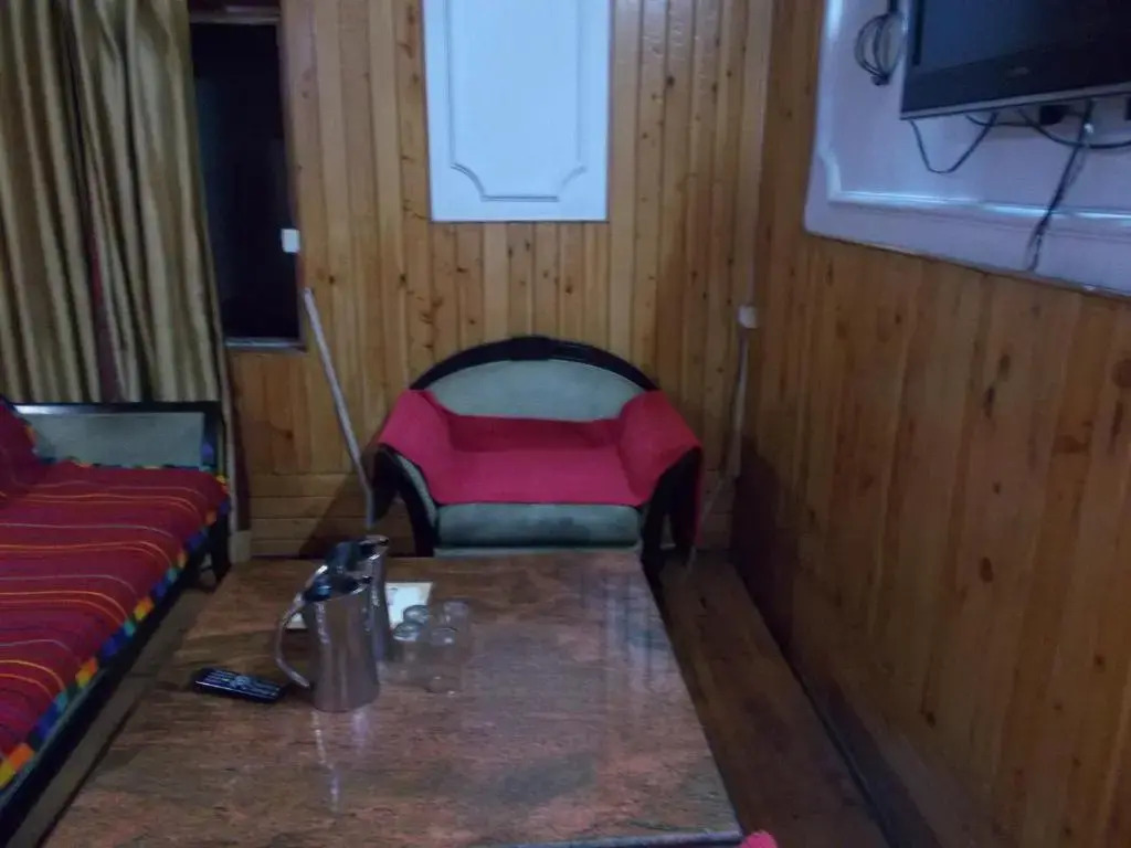 Mall road Stay with In-house restaurant