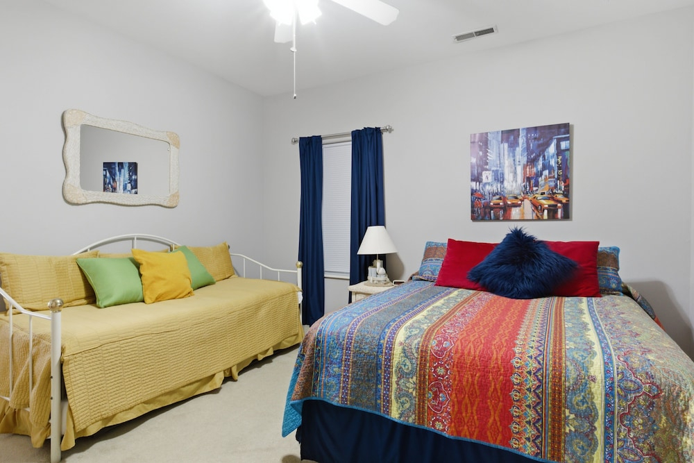 Lakeview Condo at The Falls w/ Wraparound Screened Porch, 2 PWC Slips & Pools at 2 MM