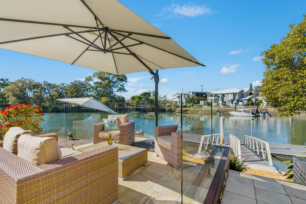 Waterfront Family Entertainer   5 Bedroom   Pool