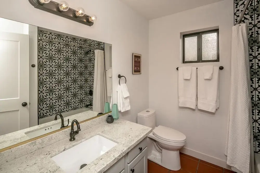 690 Avenida Laredo
