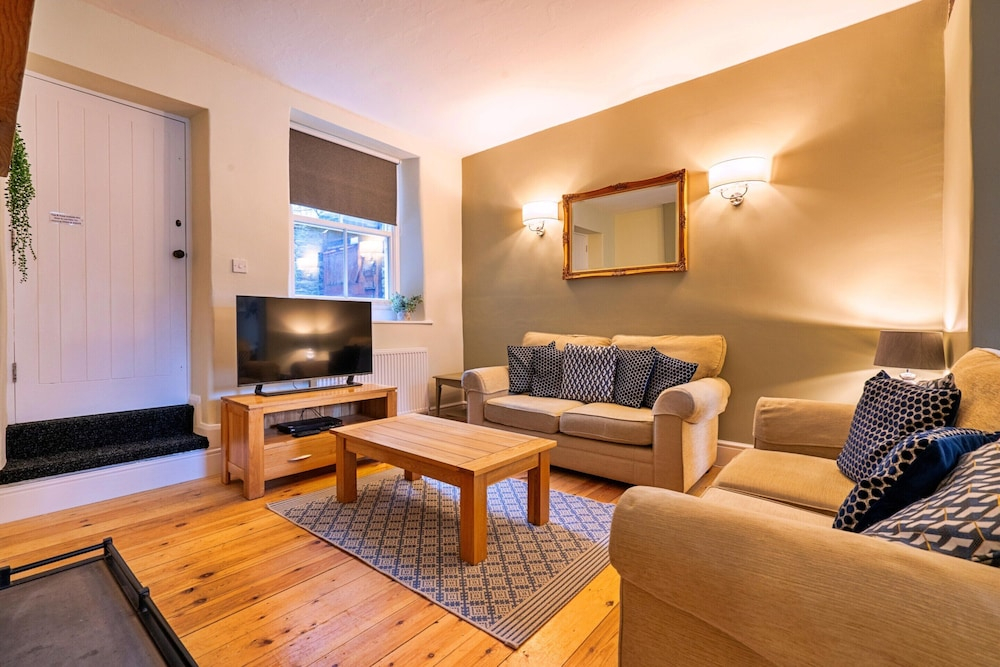 Holiday Home in Heart of Tideswell, No Deposit