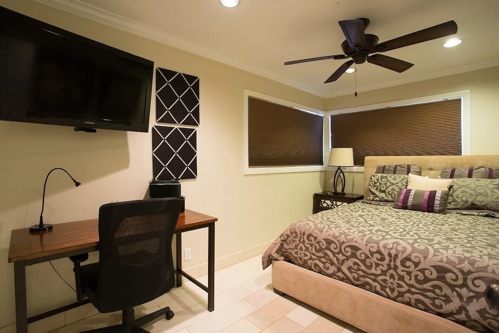 128 39th ABC 5 Bedrooms 3 Bathrooms Villa