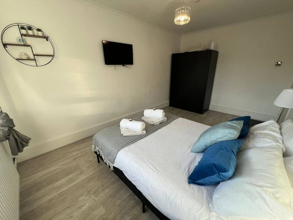 Central Wimbledon Stay! Free Parking & Fast Wifi, Long Stays Welcome