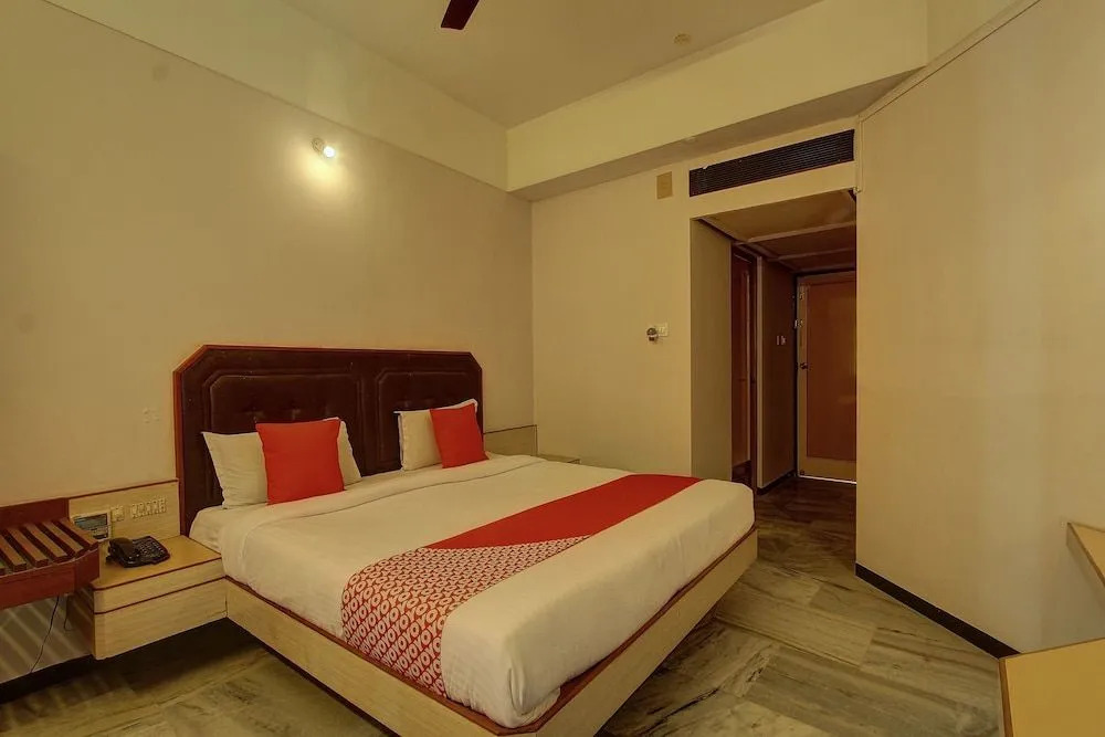 OYO 24579 Flagship Hotel Padmam