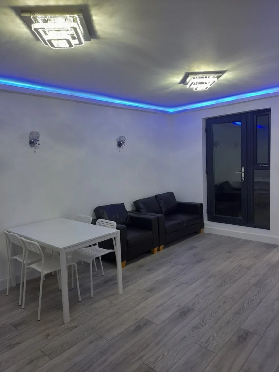 Apartment - Sleeps up to 5 & On-street Parking