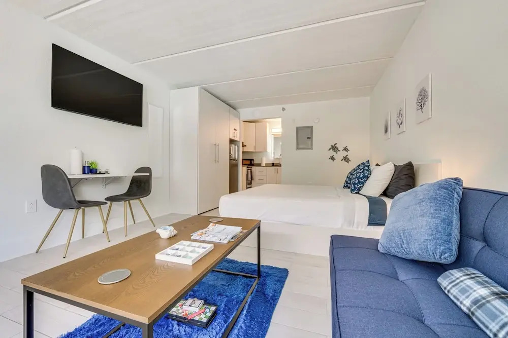 3 Mi to Disney World: Modern Studio