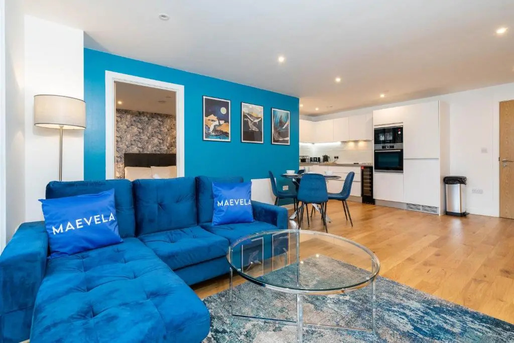 MAEVELA Apartments - Luxury Broad St Apartment - 2 Bed, 2 Bath - City Centre/Cube/Mailbox - WITH UNDERGROUND PARKING ✓- L Shape Sofa, Large 50 inch Smart TV with FREE NETFLIX & WIFI