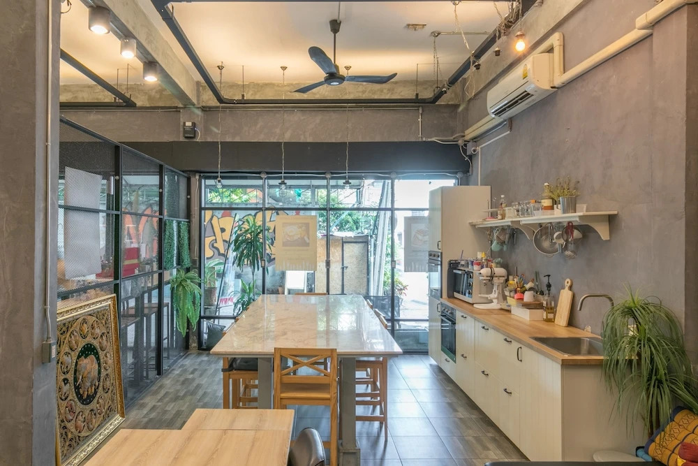 M Gray Hostel & Cafe
