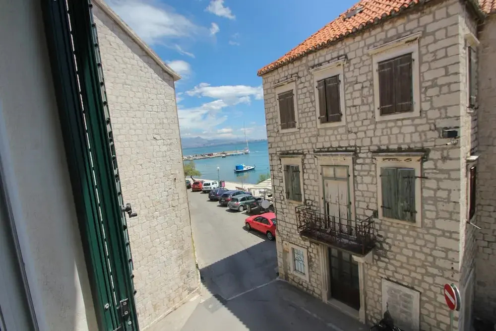 Modern apt in the Stone House in the Very Center