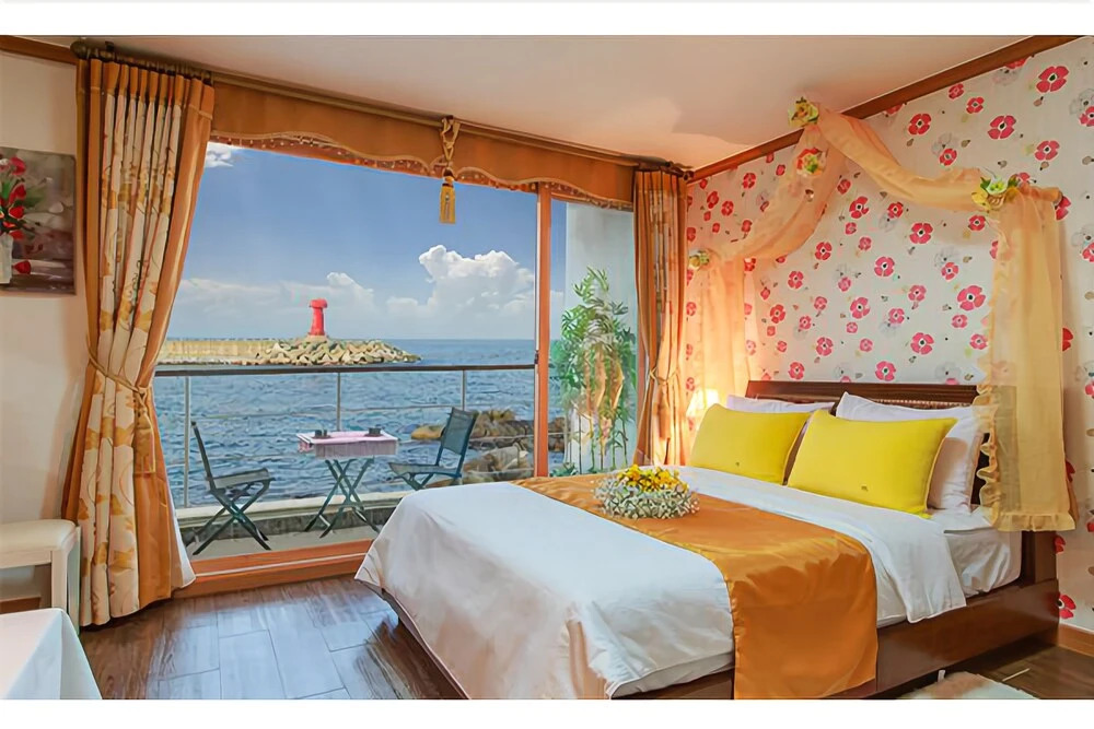 Yangyang Seaglow Rainbow Pension
