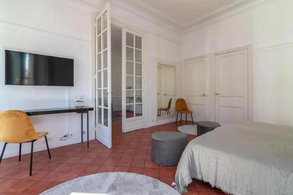 La Guitare 22 - Spacious 1 Br Apartment in the Center of Cannes, Right Behind Grand Hotel