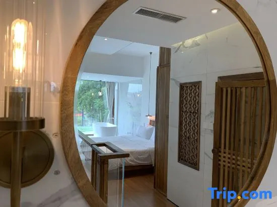 Xianyun Lakeside Hostel