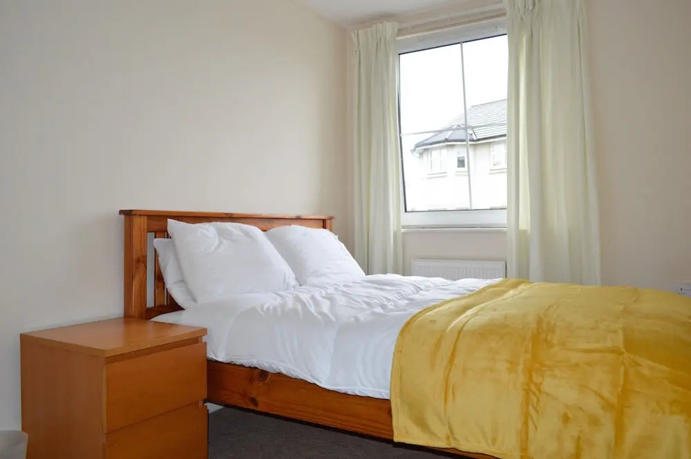 Bright 2 Bedroom Apartment With Parking in Edinburgh