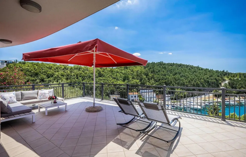 Stunning Home in Jadranovo With 5 Bedrooms, Jacuzzi and Wifi
