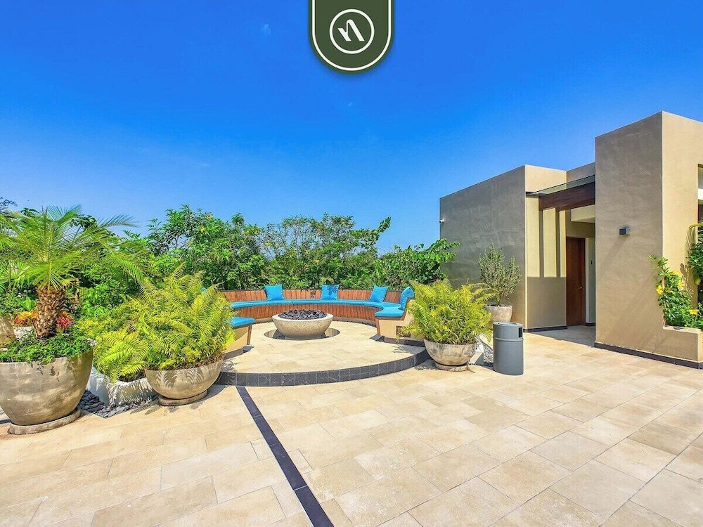 Luxury 2 BR Condo Near Golf Courses and Marina
