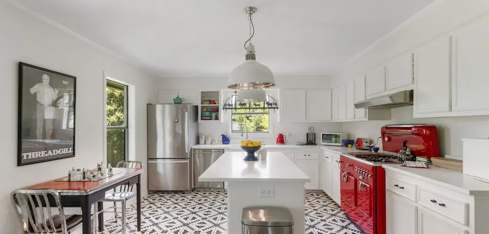The Tire Swing - Modern 3BD - Gourmet Kitchen - Awesome Local