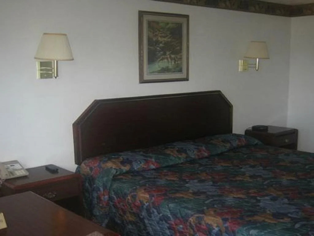 Embassy Inn - Hohenwald