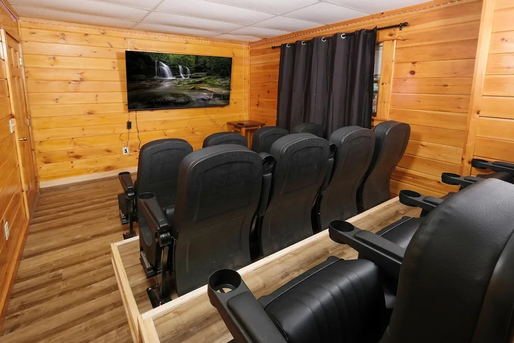 Smoky Treehouse Lodge #614