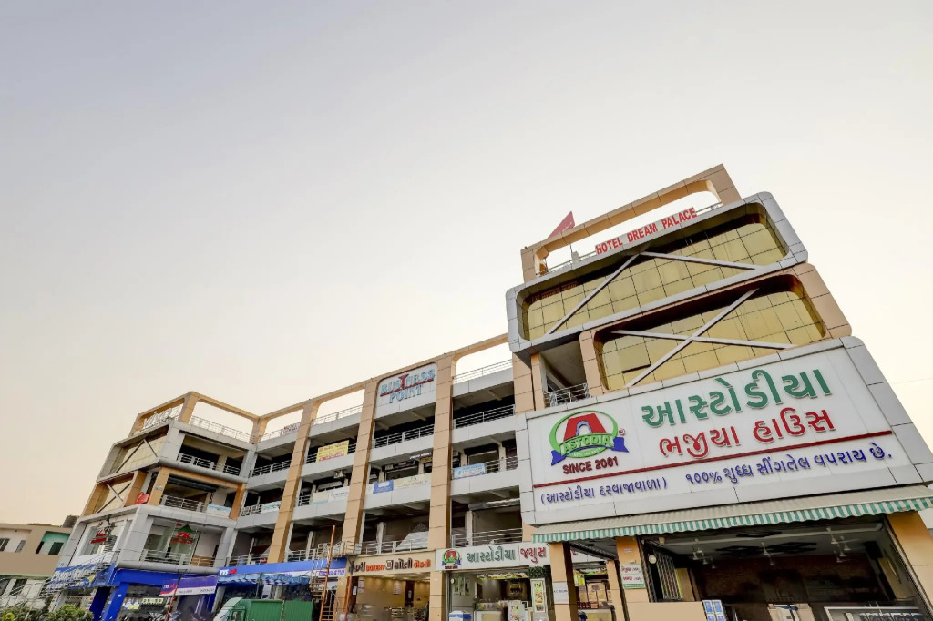 OYO 66904 Hotel Laxmi Villa