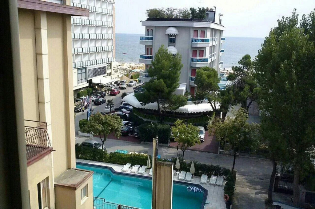 Hotel AMALFI & Restaurant Karaoke Bar