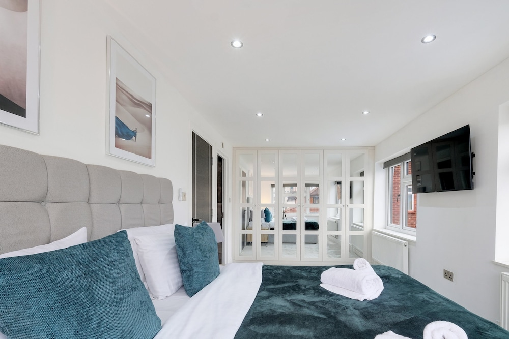 Stunning 5 Bedroom, 3 Bathroom Home in Windsor