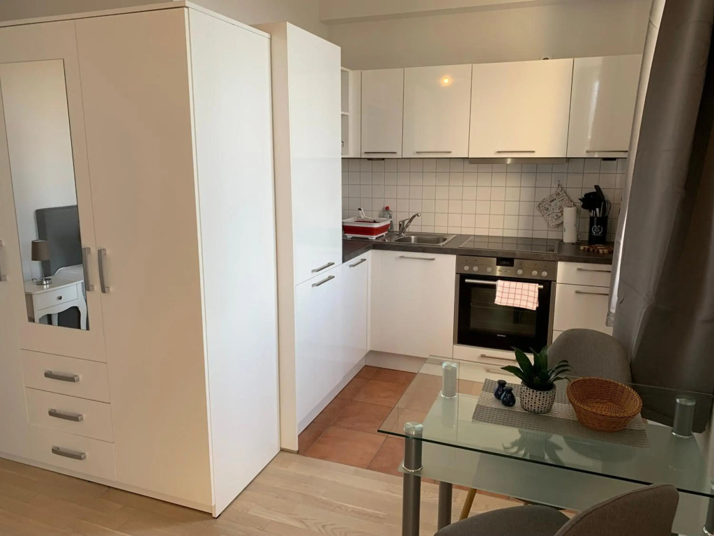 Einraumapartment mit Seeblickbalkon