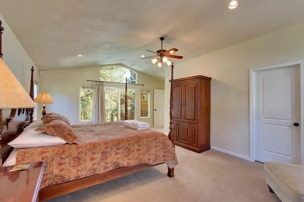 1261 Country Club Drive