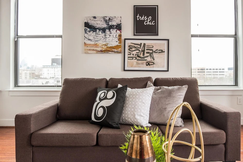 1 BR Uptown Apt close to shopping by Frontdesk
