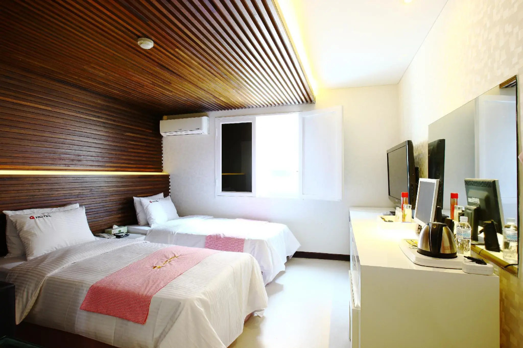 Q Hotel