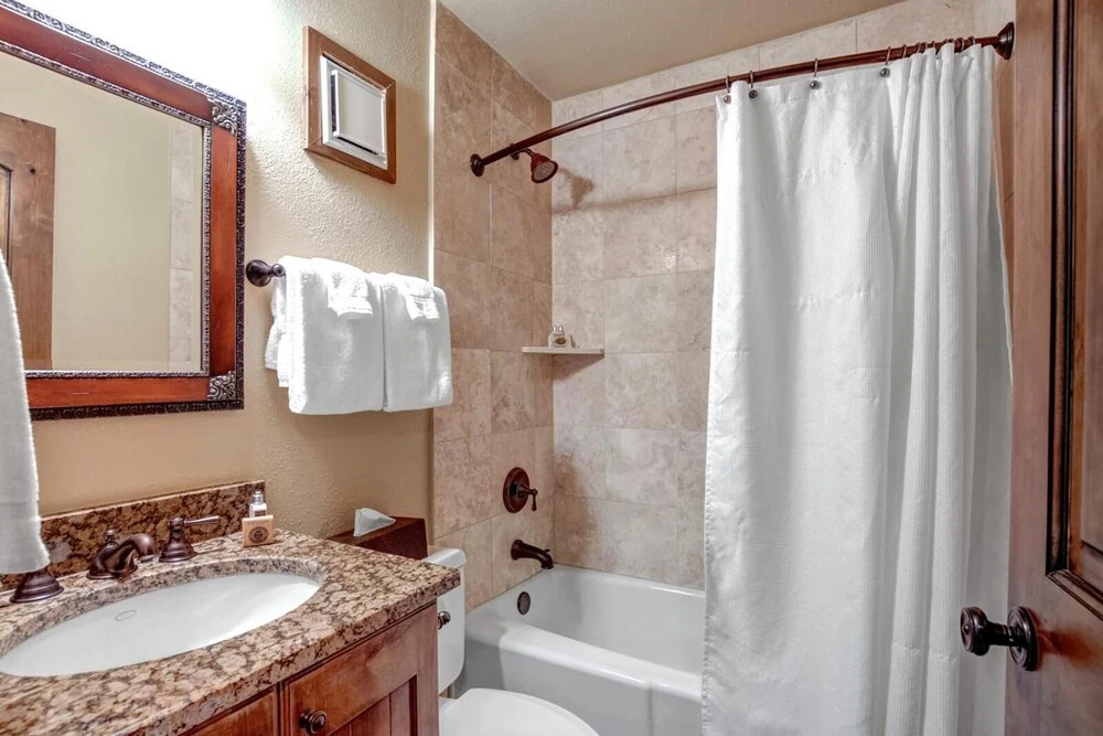 K B M Resorts- Cbi-205 Upgraded 1bd, Wood Fireplace, Full Kitchen, Wifi, Walk to Slopes!