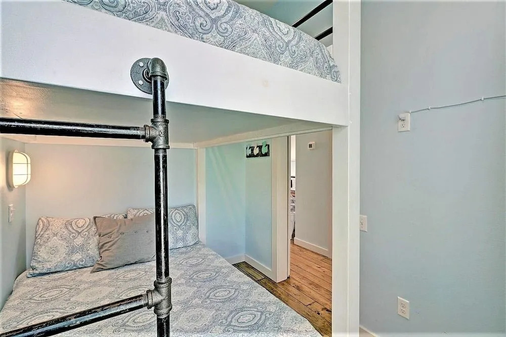 Mary Lou's Hideout 2 Bedroom Bungalow by Redawning