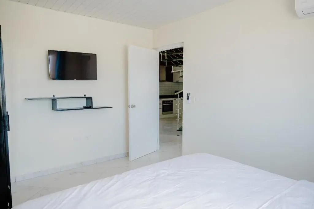 Huge 4-bedroom Apartment 2 km From Eagle Beach