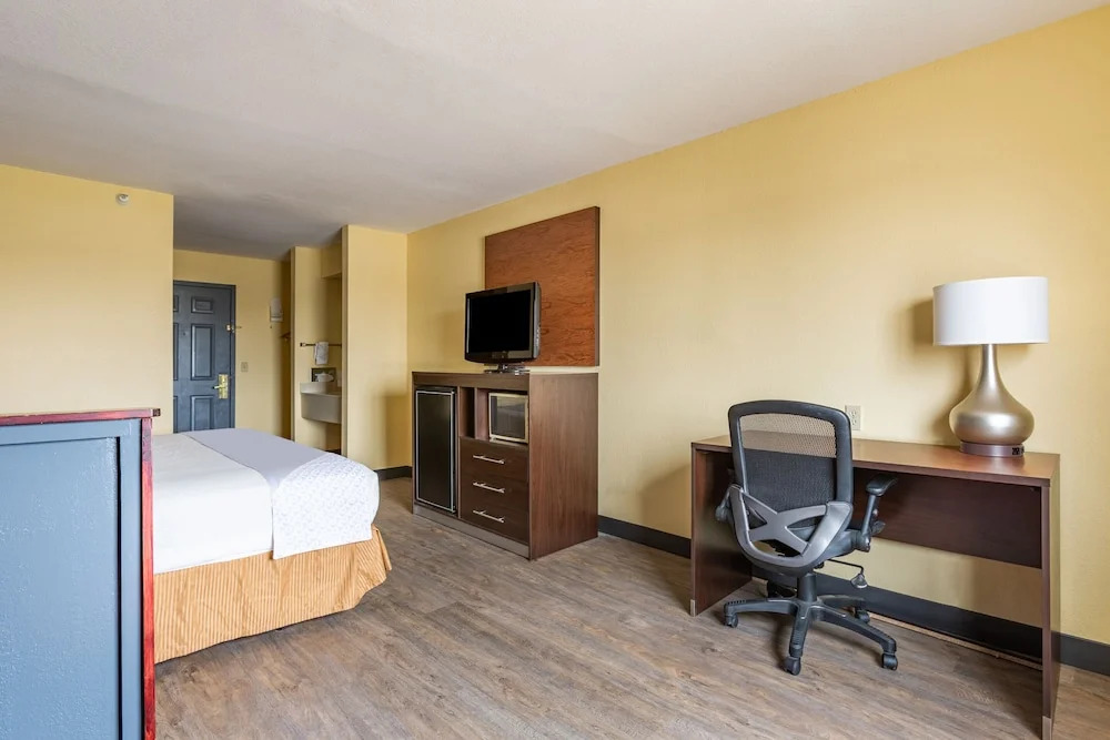 Rodeway Inn and Suites Airport Tulsa
