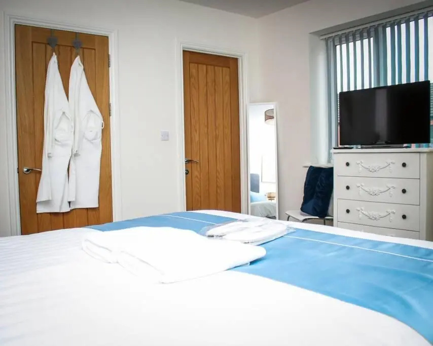 No15 Luxe Living Elegant City Home-1 Bed-Garden-Wifi-Private Parking-Beach-City