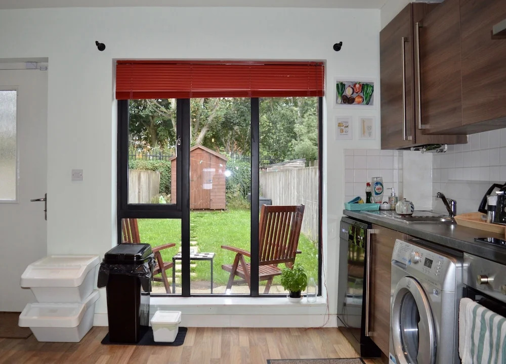 Spacious 2 Bedroom Townhouse With Garden & Parking