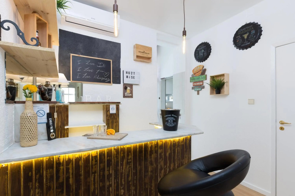 Large Flat w/ Terrace | Ace Location @ Aliados