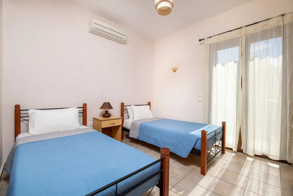 Superior 2-brm Villa, Ideal Locale,300m From Beach