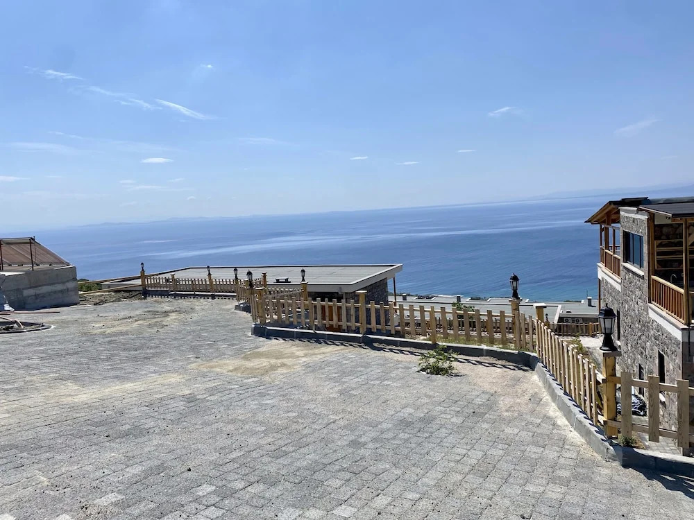 Assos Karadut Taş Otel