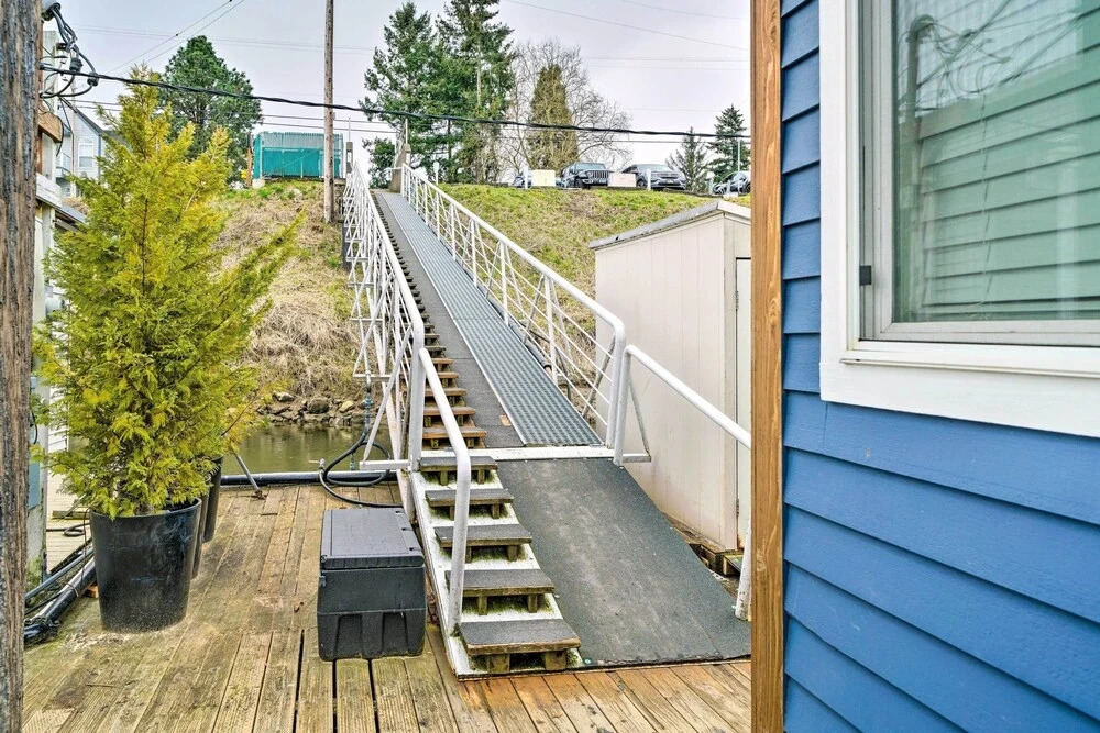 Portland Floating Home Getaway w/ Sauna