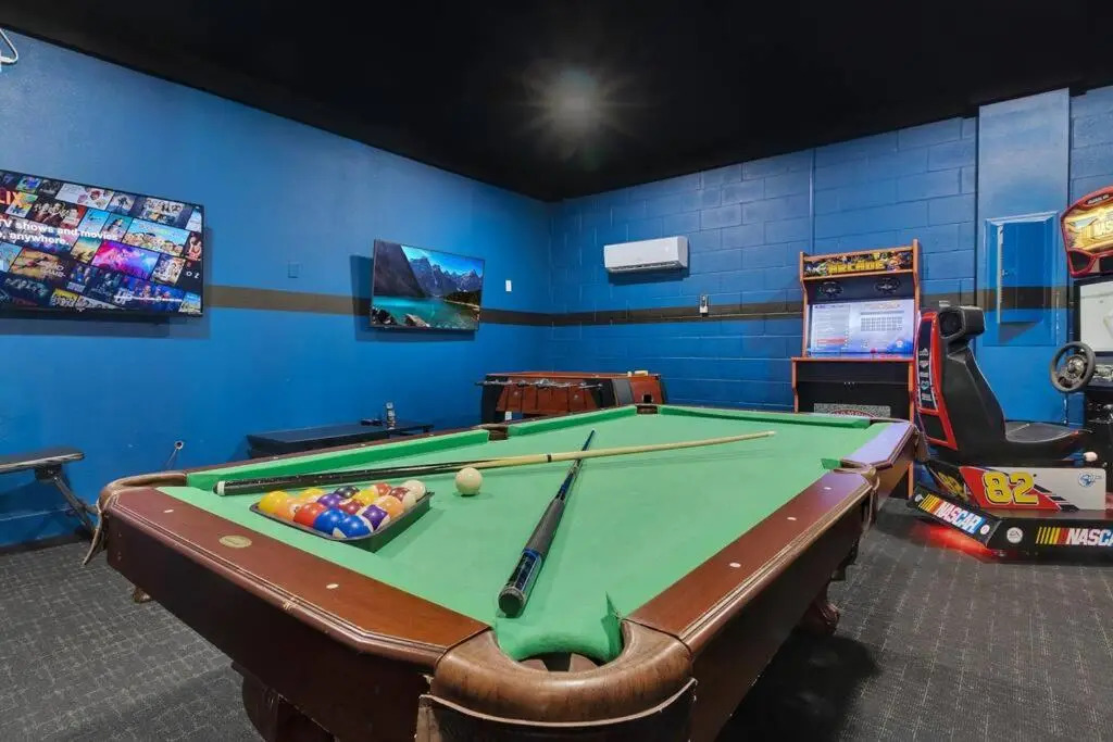 451-Luxury Villa wMovie Theater and Arcade