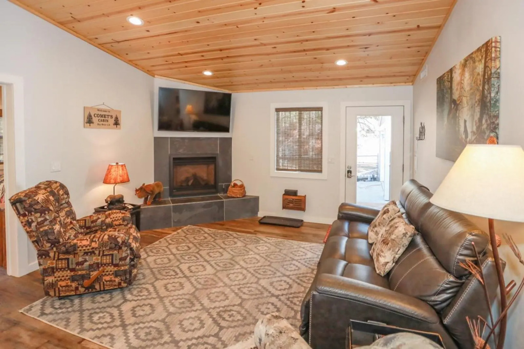 Comets Cabin 3 Bedroom Home by RedAwning