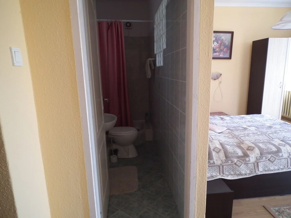 Sunbeam 3-bed Apartment in Eger