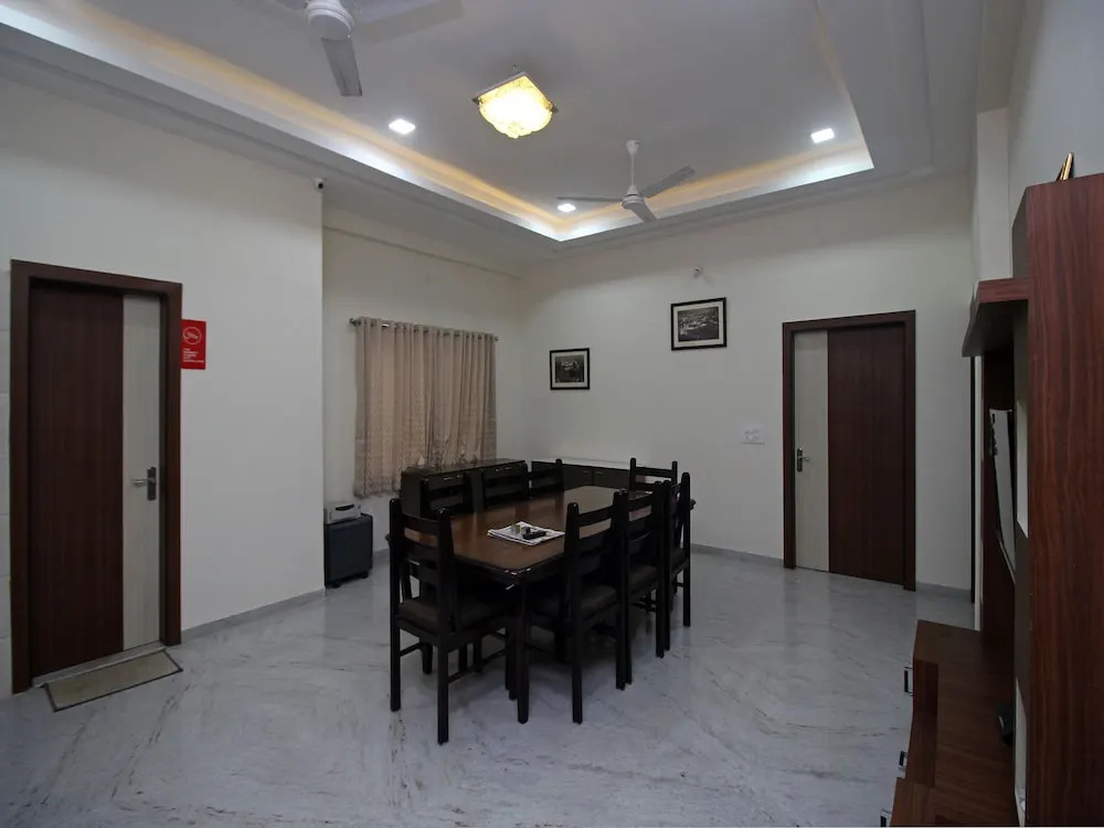 OYO 9888 Home Modern Stay near Celebration Mall